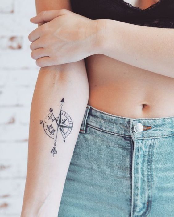 Mẫu hình xăm la bàn nhỏ trên cánh tay 4 hình xăm la bàn mini ở cánh tay mẫu 4