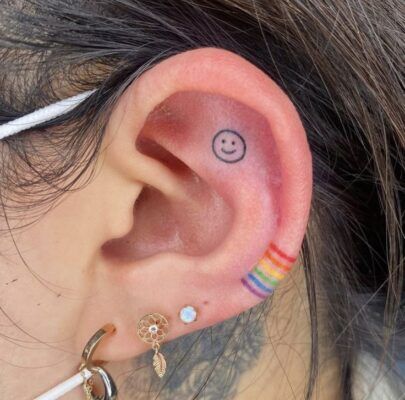 hình tattoo mặt cười mini phong cách trên vành tai