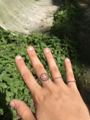 hình tattoo ngón tay mẫu mặt cười basic