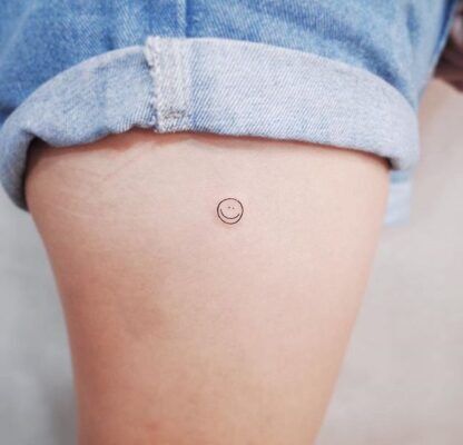 hút mắt với kiểu xăm mặt cười mini trên đùi