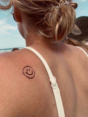 kiểu tattoo bả vai mẫu mặt cười đơn giản