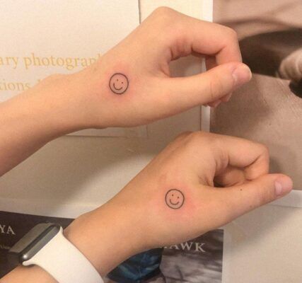 mẫu tattoo bàn tay kiểu mặt cười cho cặp đôi