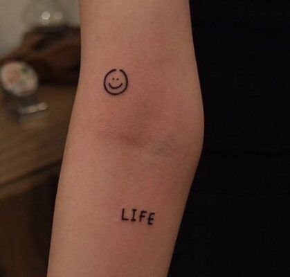 mẫu tattoo mặt cười nhắc nhở bản thân luôn vui vẻ