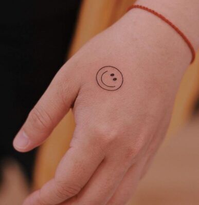 nổi bật bàn tay với mẫu tattoo mặt cười