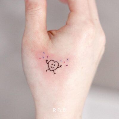 nữ tính với kiểu tattoo icon mặt cười