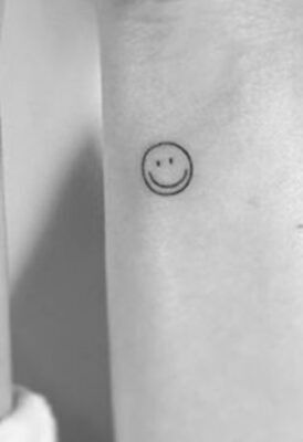 phong cách tattoo cẳng tay mẫu icon mặt cười