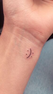 sáng tạo với kiểu tattoo mặt cười buồn