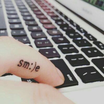 sức hút khó cưỡng từ mẫu icon mặt cười xăm ở ngón tay
