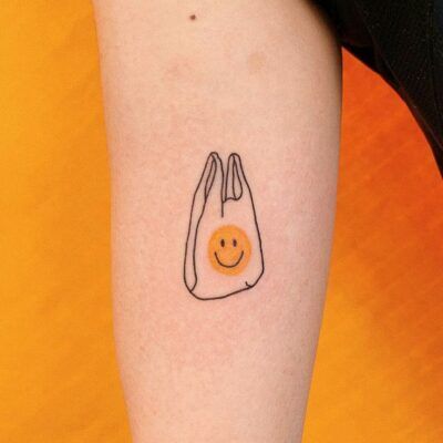 tattoo biểu tượng mặt cười trên bắp tay
