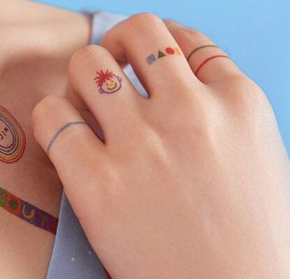 độc đáo với mẫu xăm mặt cười trên bàn tay