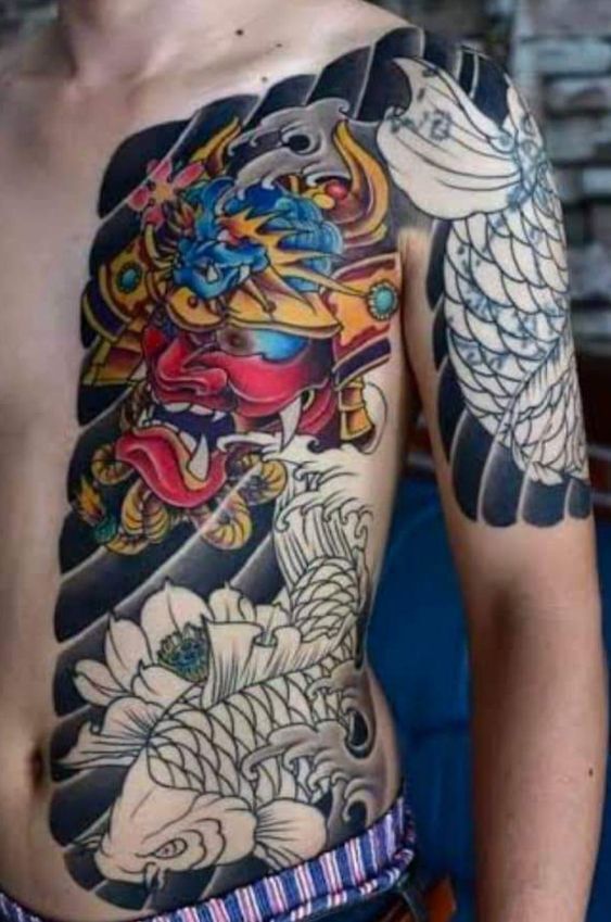 hình xăm cặp cá chép mà mặt quỷ đội mũ samurai nữa bụng và tay