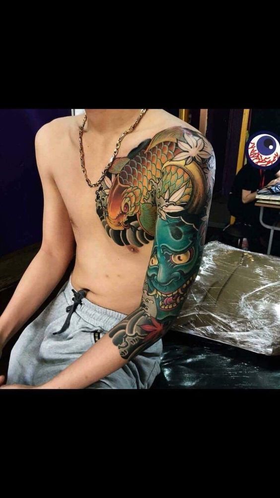 hình xăm cá chép vàng kết hợp họa tiết mặt quỷ và lá phong