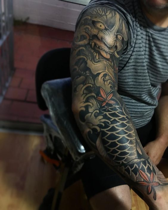 tattoo cá chép kết hợp họa tiết mặt quỷ và lá phong kín tay cực chất