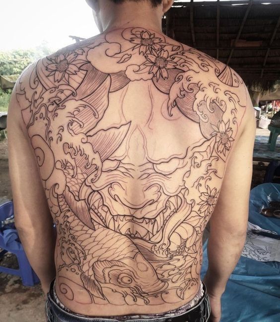 tattoo cá chép kết hợp với mặt quỷ không màu của anh khách