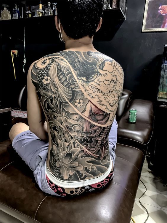 Hoàn thiện hình xăm mặt quỷ kết hợp hình rồng đơn sắc kín lưng và hoa sen hoàn thiện hình xăm mặt quỷ kết hợp với rồng và hoa sen kín lưng đơn sắc