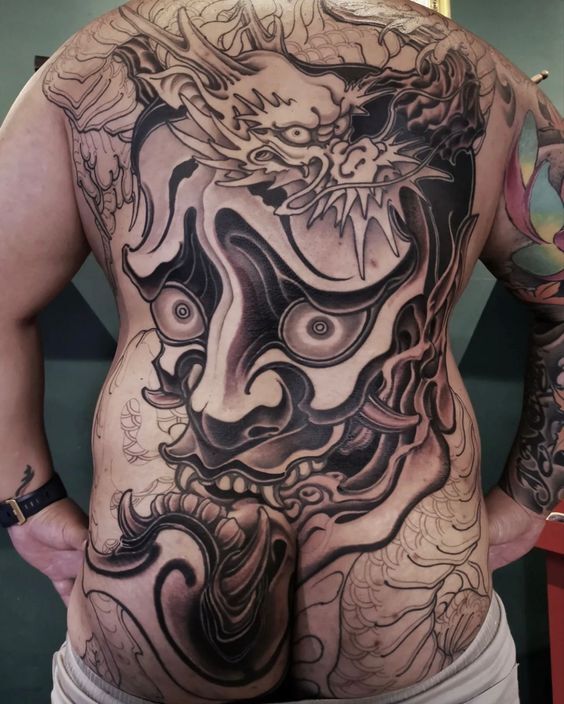 Hình xăm mặt quỷ Yaksha kết hợp rồng đơn sắc kín toàn bộ lưng tattoo mặt quỷ dạ xoa kết hợp loài rồng kín lưng đơn sắc