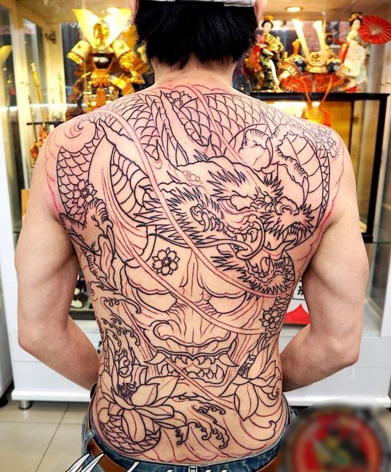 Hình xăm rồng và hình xăm mặt sen phủ kín toàn bộ lưng đường nét hình xăm mặt quỷ rồng và hoa sen kín lưng