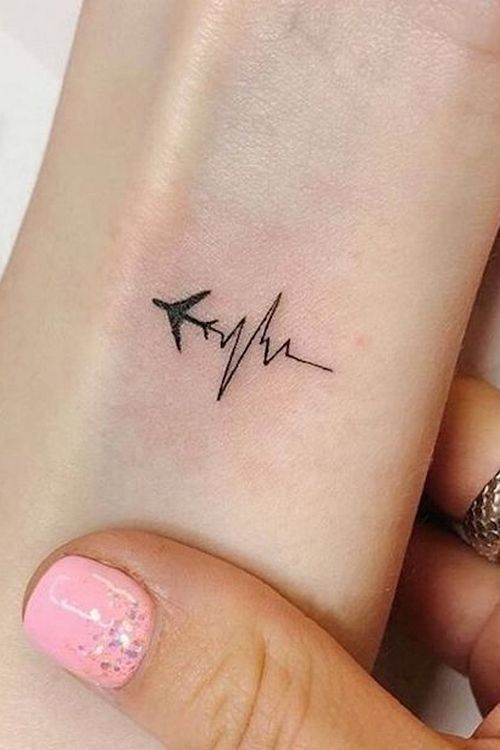 hình xăm mini máy bay đẹp ở cổ tay