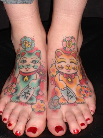 tattoo mèo thần tài ở hai bàn chân cho nữ
