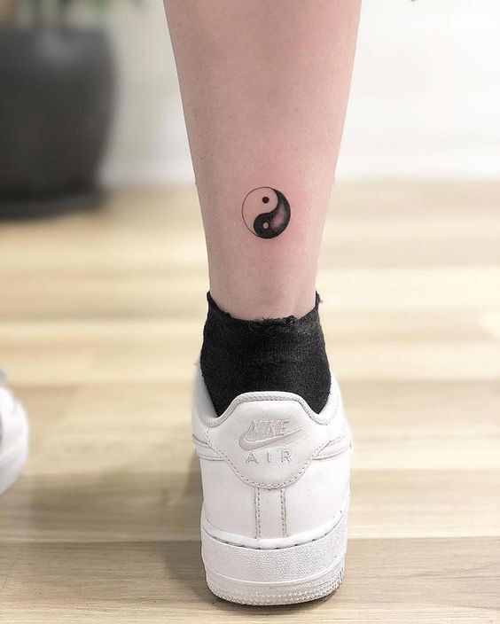 hình xăm mini bát quái ở cổ chân mang lại may mắn