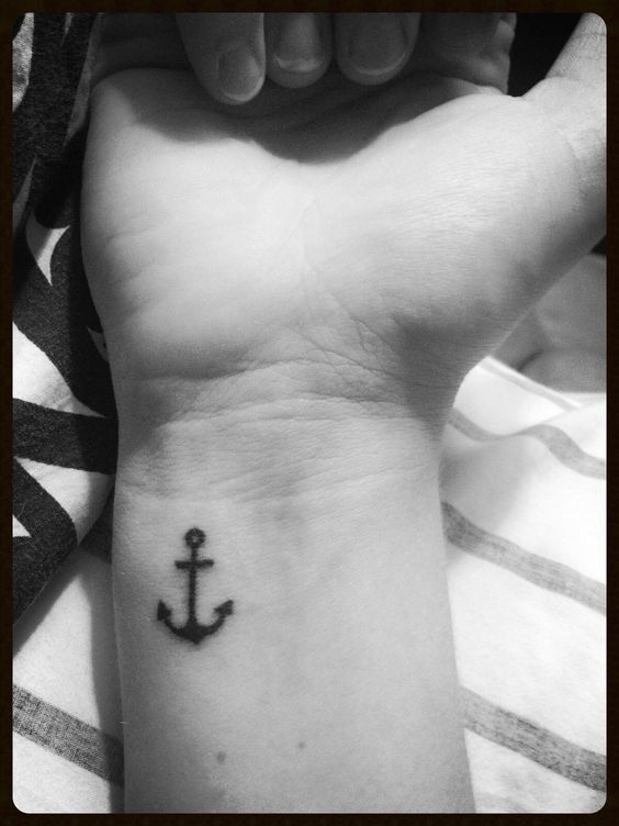 tattoo mini mỏ neo may mắn cho khách yêu