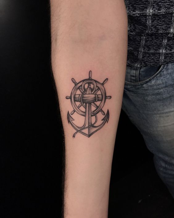 tattoo mini mỏ neo thể hiện sự kiên định và may mắn