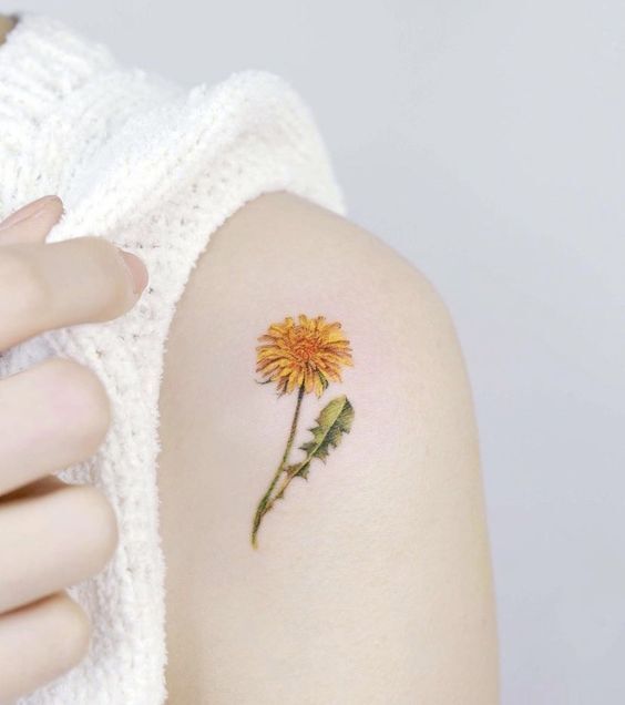 hình xăm hoa cúc vàng mini thể hiện sự may mắn cho nữ