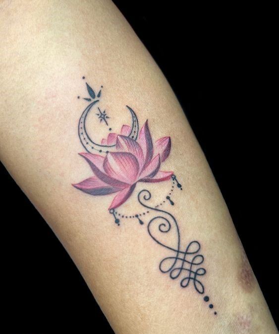 hình xăm hoa sen mini may mắn với đường nét tình xảo