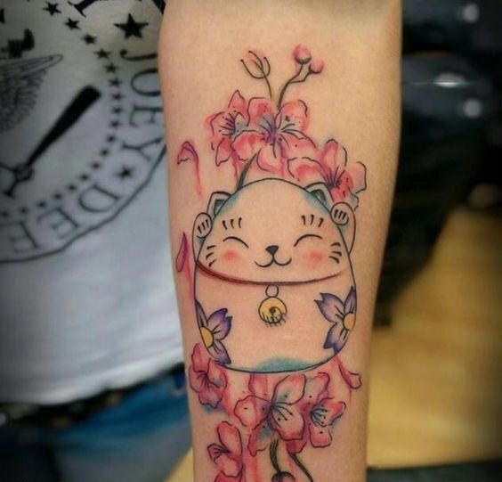 hình xăm mèo thần tài và hoa đào mini thu hút may mắn