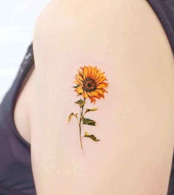 hình xăm mini hoa hướng dương siêu may mắn ở bắp tay