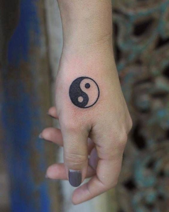 tattoo mini bát quái ở bàn tay thu hút may mắn