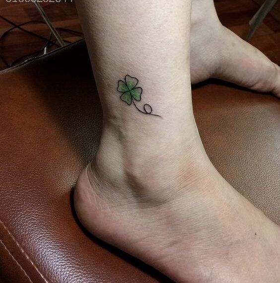 tattoo mini cỏ 4 lá may mắn ở cổ chân