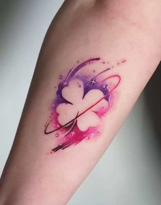 tattoo mini cỏ 4 lá siêu tinh tế và may mắn