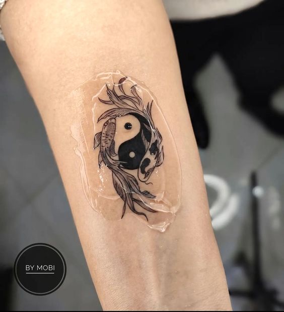 tattoo mini bát quái và đôi cá chép may mắn