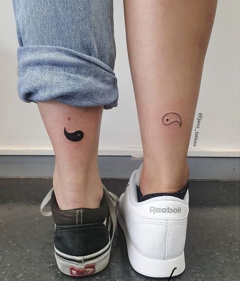 tattoo mini hai nửa hình bát quái cực may mắn cho các cặp đôi