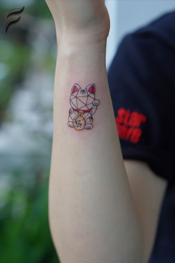 Hình xăm mèo thần tài mini ở tay hình xăm mèo thần tài mini trên tay