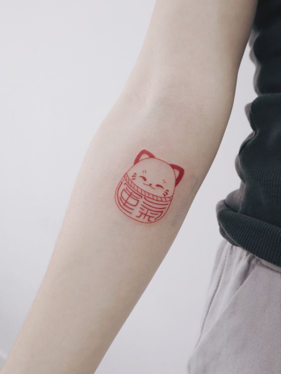Hình xăm mini mèo đỏ may mắn trên cánh tay hình xăm mini ở cánh tay con mèo đỏ may mắn