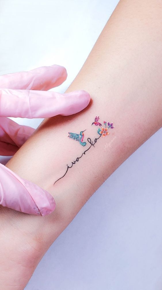 Hình xăm mini ở tay với thiết kế chữ có chim và hoa hình xăm mini ở cánh tay mẫu chữ kèm chim và bông hoa