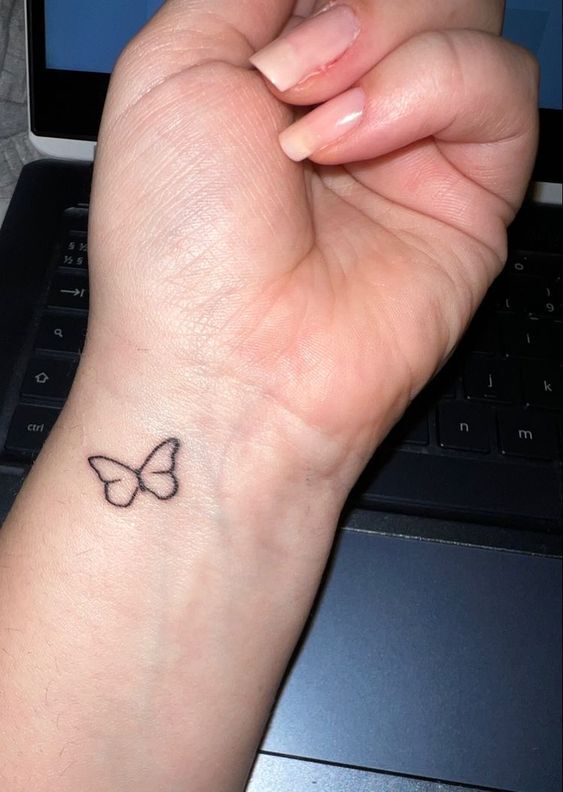 Hình xăm bướm mini đơn giản ở cánh tay tatto hình con bướm mini ở tay đơn giản
