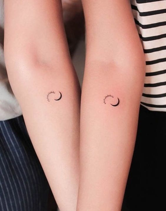 Một thiết kế hình xăm mini trên cánh tay mặt trăng kết hợp với mặt trời mẫu xăm mini ở tay hình mặt trăng kết hợp mặt trời