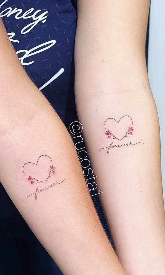 Thiết kế hình xăm mini với chữ viết tay và trái tim mẫu hình xăm mini chữ nghệ thuật và trái tim ở trên tay
