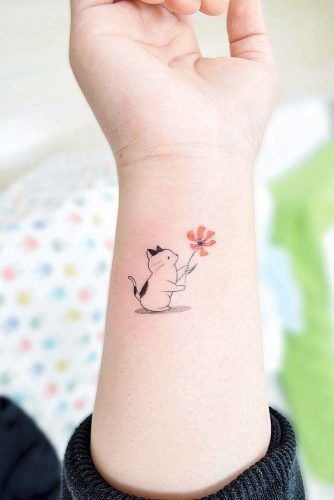 Hình xăm chú mèo nhỏ cầm bông hoa trên tay cực đáng yêu hình xăm con mèo cầm hoa mini ở tay cực đáng yêu