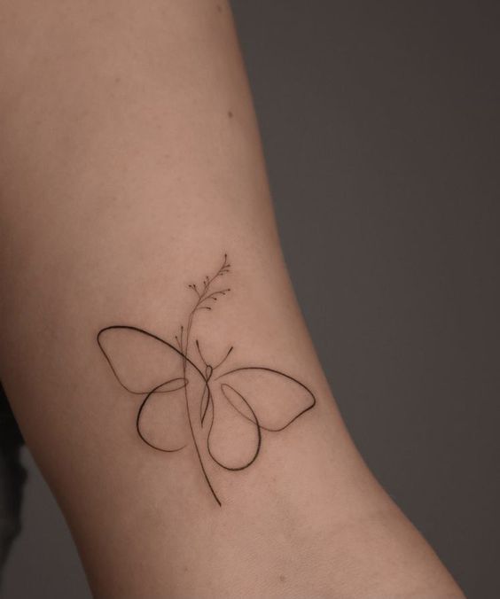 Hình xăm bướm mini đơn giản ở cánh tay tattoo con bướm mini đơn giản ở cánh tay