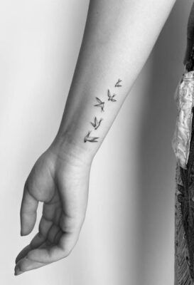 ý tưởng tattoo đàn chim bay thể hiện sự tự do
