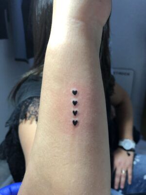 ý tưởng tattoo các trái tim mini dọc cổ tay