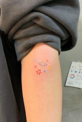 hình xăm trái đất và ngôi sao mini cực xinh