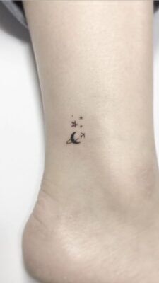 mẫu tattoo vũ trụ mini trên cổ chân