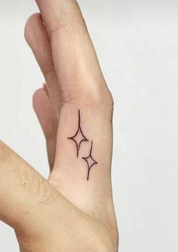 Hình xăm hai ngôi sao bốn cánh ở ngón trỏ hình xăm hai ngôi sao bốn cánh ở ngón trỏ