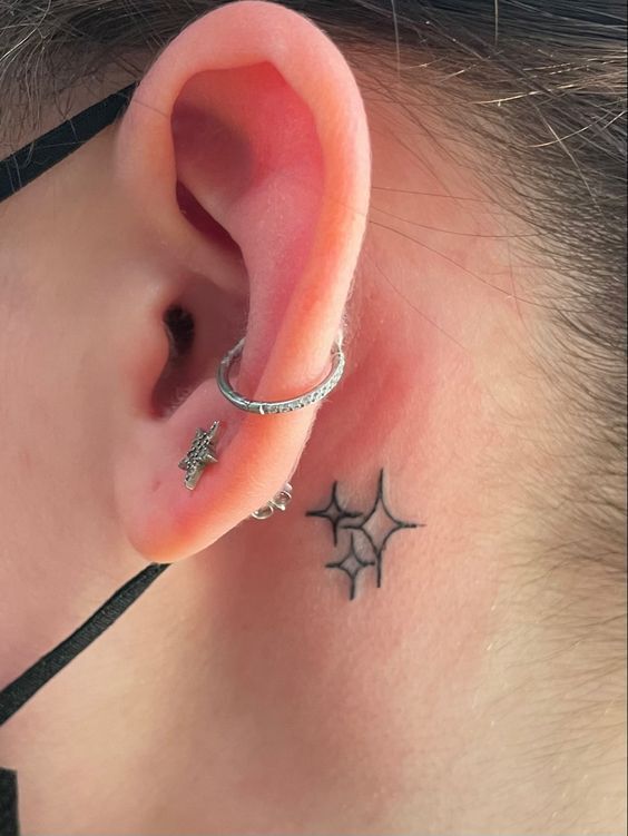 3 hình xăm ngôi sao mini sau tai khách hàng hình xăm 3 ngôi sao mini ở sau tai chị khách