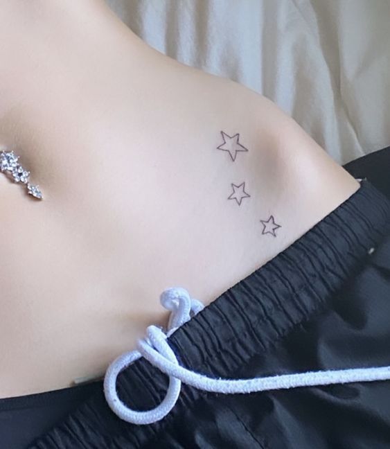 Hình xăm ba ngôi sao đơn giản ở lưng hình xăm ba ngôi sao đơn giản ở eo